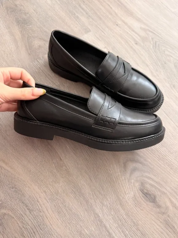 SEQWL Aperol Loafer aus PU in Schwarz