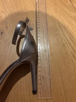 Silberne Absatzschuhe mit Riemchen
