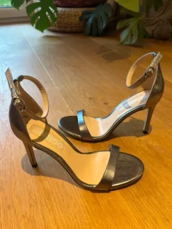 Silberne Absatzschuhe mit Riemchen