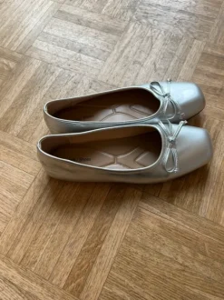 Silberne Ballerinas