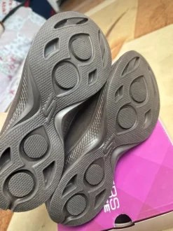 Skechers, Damenschuhe in Wildleder