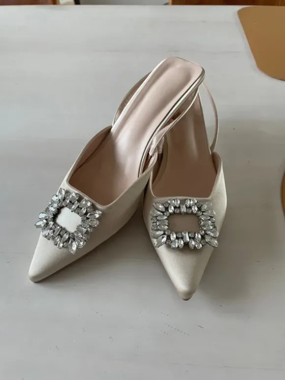 Sling Pumps Riemchen beige Strass Schnalle Satin Hochzeit Brosche 42 41 NEU
