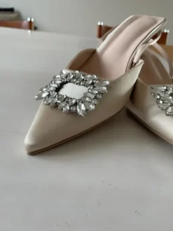Sling Pumps Riemchen beige Strass Schnalle Satin Hochzeit Brosche 42 41 NEU