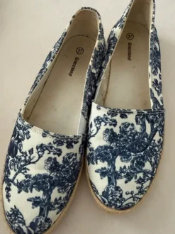 Slipper Schuhe Sommerschuh GR 37 blau weiß Blumen graceland Deichmann | Vinted
