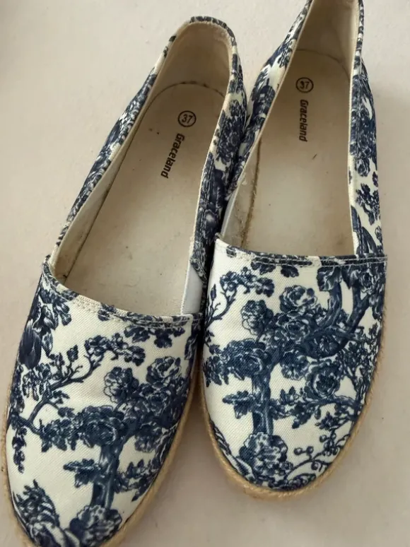 Slipper Schuhe Sommerschuh GR 37 blau weiß Blumen graceland Deichmann | Vinted
