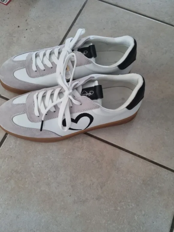 Sneaker