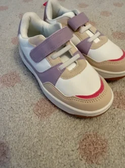 Sneaker / Turnschuhe
