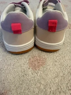 Sneaker / Turnschuhe