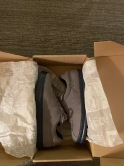 Sneaker grau mit dunkelblauer Sohle komplett neu