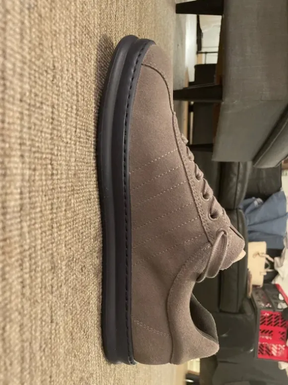 Sneaker grau mit dunkelblauer Sohle komplett neu