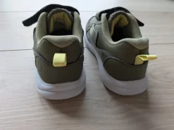 Sneaker in Größe 26