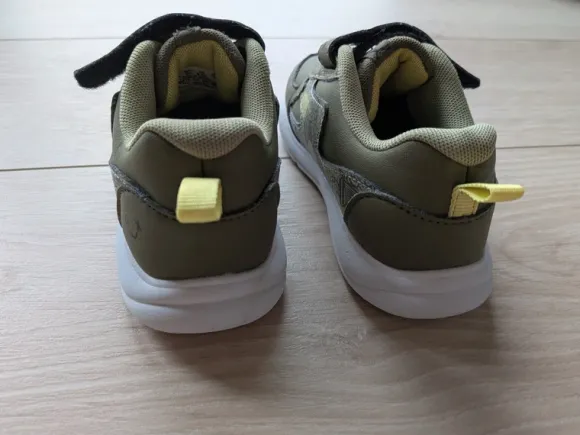 Sneaker in Größe 26
