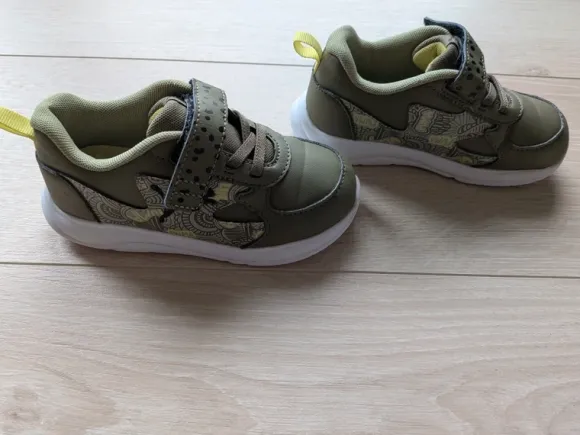 Sneaker in Größe 26