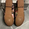 Sneaker mit Blumenmuster