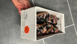 Sneaker mit Blumenmuster
