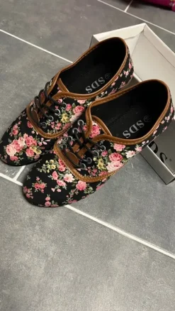 Sneaker mit Blumenmuster