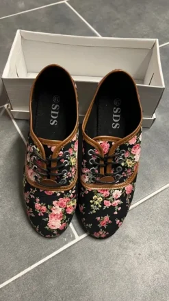 Sneaker mit Blumenmuster