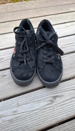 Sneaker mit Rosenmuster