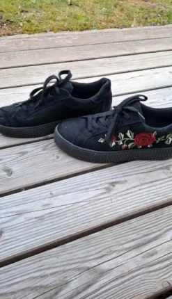 Sneaker mit Rosenmuster
