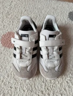 Sneaker von Adidas