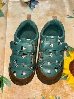 Sneaker von H&M in 23 Mickey Mouse Stil