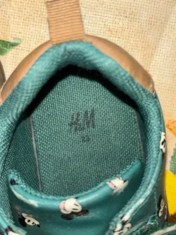 Sneaker von H&M in 23 Mickey Mouse Stil