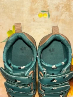 Sneaker von H&M in 23 Mickey Mouse Stil