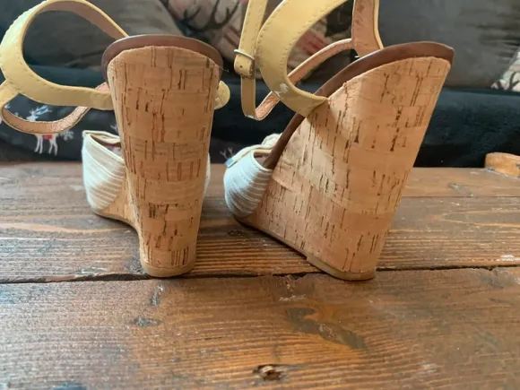 Sommer Schuh mit Keilabsatz