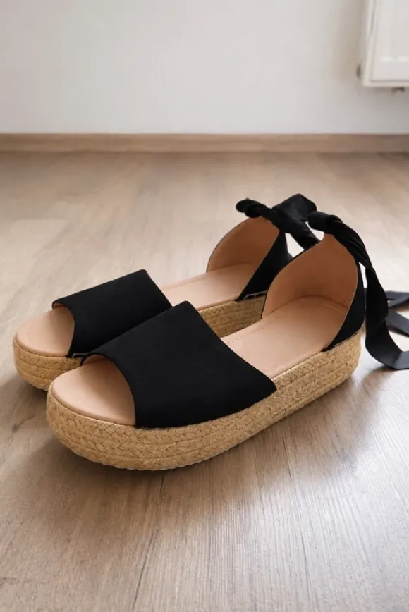 Sommerliche Plateau-Sandalen mit Schnürung