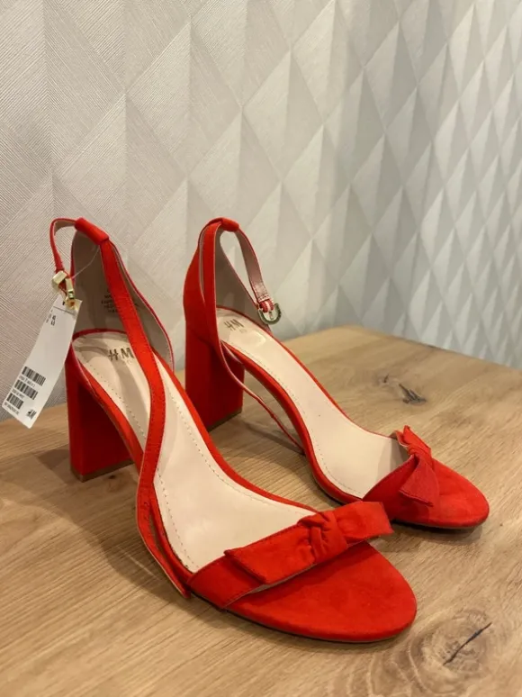 Sommerliche Sandalen mit Absatz