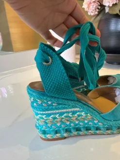 Sommerliche Wedges in Türkis