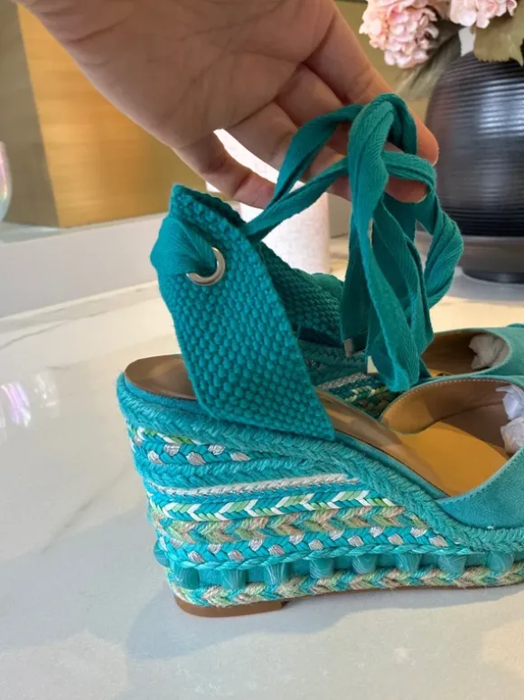 Sommerliche Wedges in Türkis