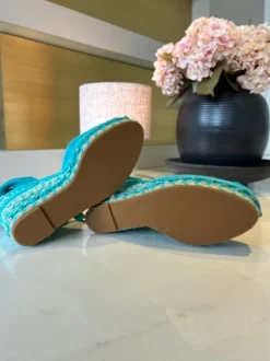 Sommerliche Wedges in Türkis