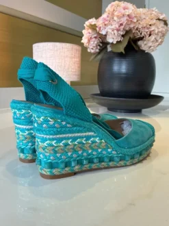 Sommerliche Wedges in Türkis