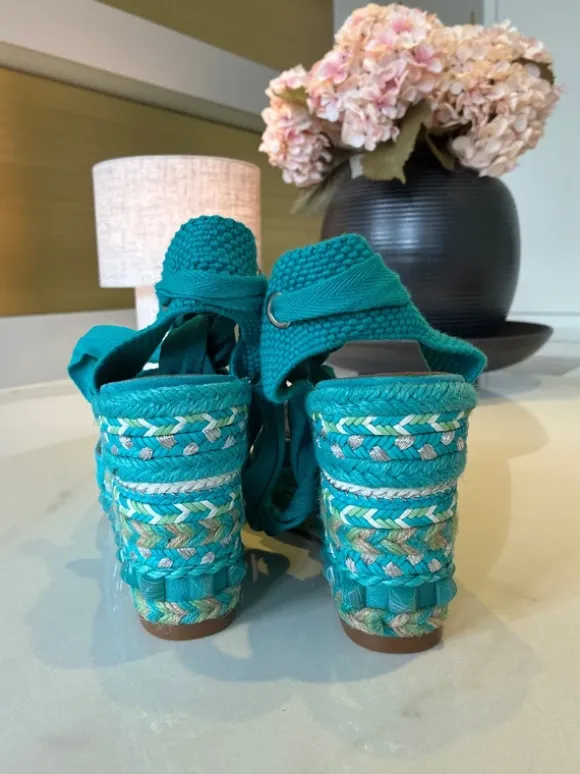 Sommerliche Wedges in Türkis