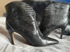 Stiefeletten aus geprägtem Leder