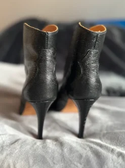 Stiefeletten aus geprägtem Leder
