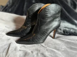 Stiefeletten aus geprägtem Leder