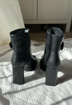 Stiefeletten mit Schnalle