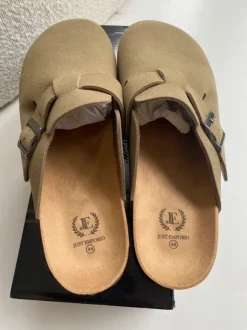 Stijlvolle beige/khaki suèdelook clogs mat 44 Just Emporio