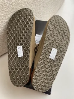 Stijlvolle beige/khaki suèdelook clogs mat 44 Just Emporio