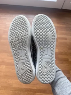 Stoffschuhe von Fila mit Blümchen-Muster, Größe 38