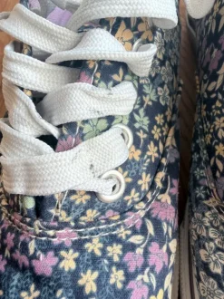 Stoffschuhe von Fila mit Blümchen-Muster, Größe 38