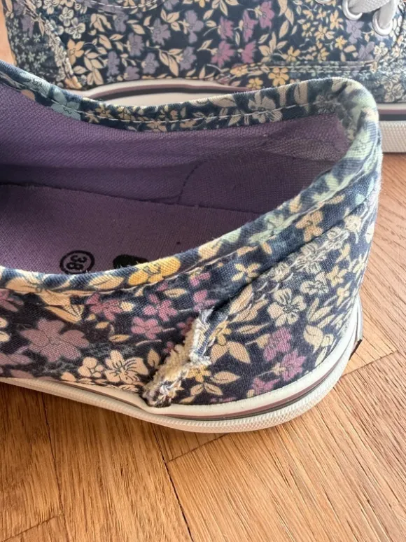 Stoffschuhe von Fila mit Blümchen-Muster, Größe 38