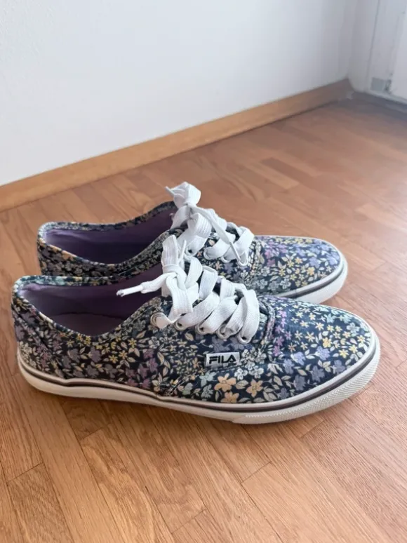 Stoffschuhe von Fila mit Blümchen-Muster, Größe 38