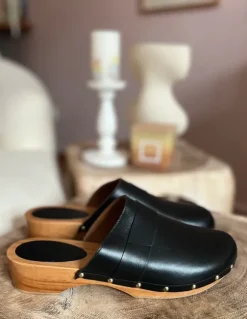 Stylische Clogs