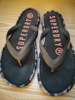 Superdry Flip-Flops Schwarz Camo mit Logo – Gr. 44
