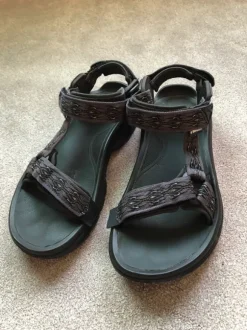 Teva 42 zwart paars als nieuw