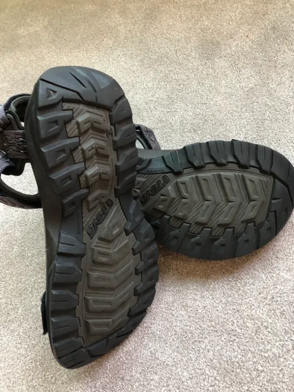 Teva 42 zwart paars als nieuw