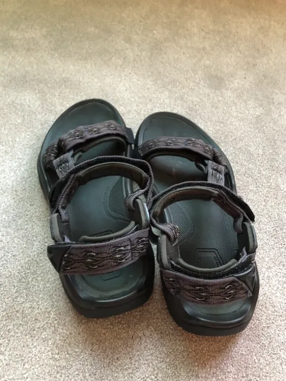 Teva 42 zwart paars als nieuw